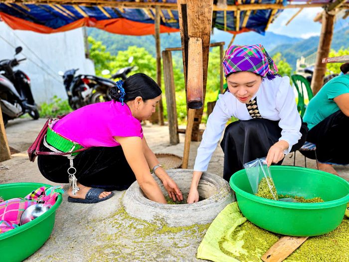 Chị Lò Thị Thanh ở xã Tú Lệ, tỉnh Lào Cai chia sẻ: "Vào chính vụ, trung bình mỗi hộ sản xuất khoảng 20kg cốm mỗi ngày, một số cửa hàng có lượng tiêu thụ từ 70 - 80 kg/ngày, với giá bán bình quân khoảng 140.000 đồng/kg".