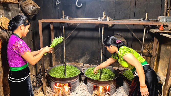 Sau khi tuốt và sàng lọc kỹ, loại bỏ hạt lép; những hạt thóc mẩy, căng tròn rang trên chảo lớn. Công đoạn này đòi hỏi kinh nghiệm bởi nhiệt độ và thời gian rang ảnh hưởng trực tiếp đến chất lượng sản phẩm. 