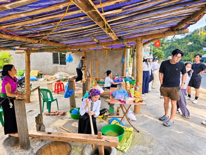Anh Hoàng Trọng Tuấn, du khách từ Hà Nội chia sẻ: "Cốm Tú Lệ có hương vị riêng, khác cốm nơi khác. Người dân địa phương vẫn duy trì phương pháp chế biến thủ công truyền thống, từ rang, giã đến sàng sảy. Đặc biệt, cốm được làm từ lúa nếp non,  màu xanh tự nhiên, không sử dụng phẩm màu. Chính sự mộc mạc, nguyên bản ấy đã tạo nên sức hấp dẫn của đặc sản vùng cao. Thưởng thức cốm Tú Lệ không chỉ là trải nghiệm ẩm thực mà còn cảm nhận sự tinh tế trong văn hóa và nghề truyền thống được người dân địa phương gìn giữ qua nhiều thế hệ".