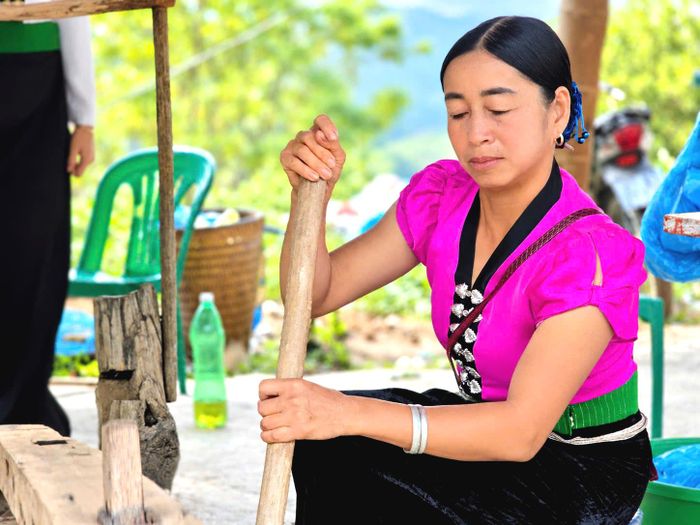 Trong khi đó, một người khác liên tục đảo thóc trong cối, quan sát độ dập của hạt và loại bỏ phần trấu đã tách ra. Tùy độ non của lúa, cần khoảng 10 lượt giã để xong một mẻ cốm.