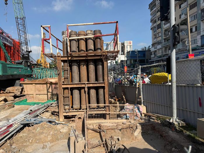 Theo Ban Quản lý Đường sắt đô thị TP.HCM (MAUR), sau khi khởi công, chủ đầu tư và tổng thầu EPC đã tập trung thực hiện các công việc khảo sát địa chất, thiết kế, tổ chức giao thông và thi công hiện trường. Đến nay, dự án đã hoàn thành khảo sát địa chất với 506 lỗ khoan trên toàn tuyến. Công tác khảo sát được thực hiện từ ngày 22/1 đến 19/6, phục vụ thiết kế kết cấu nền móng tại các nhà ga, đoạn hầm đào bằng máy TBM, đoạn chuyển tiếp từ ngầm lên cao, cầu cạn và khu vực depot.
