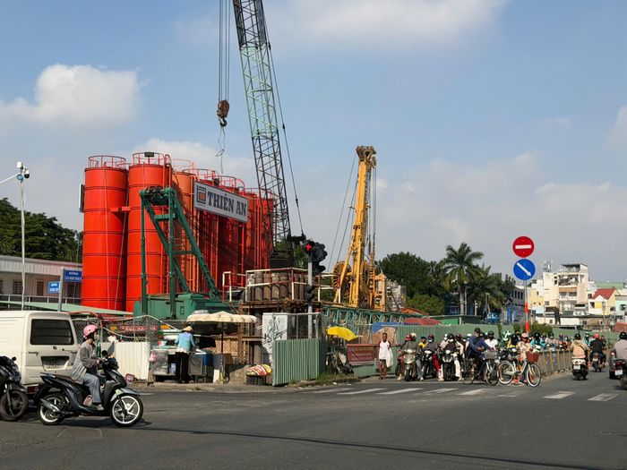 Tại các vị trí nhà ga, công tác thi công tập trung vào tường dẫn, tường vây - những hạng mục quan trọng trong quá trình xây dựng nhà ga ngầm. Các hạng mục này được triển khai theo hồ sơ thiết kế đã được phê duyệt, làm cơ sở cho những bước thi công tiếp theo.