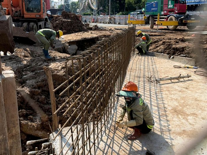 Trong số các nhà ga ngầm, ga ST05 (Lê Thị Riêng) và ga ST10 (Phạm Văn Bạch) là hai vị trí đã được phê duyệt thiết kế tường vây từ tháng 5/2026. Đến tháng 9, thiết kế tường vây tại ga ST04 (Hòa Hưng) và ST06 (Phạm Văn Hai) tiếp tục được phê duyệt, tạo cơ sở triển khai các hạng mục liên quan.
