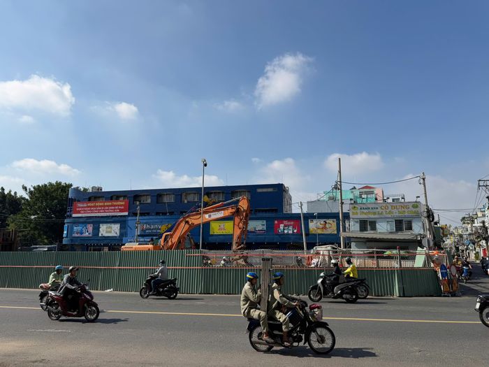 Đến nay, tại ga ST05, nhà thầu đã thi công được 207/491,5m tường dẫn, đạt khoảng 42%. Đối với tường vây, 40/87 tấm đã được thi công, tương đương gần 46%. Tại ga ST10, khối lượng tường dẫn đạt 229/533m, tương đương khoảng 43%, trong đó giai đoạn 1 đã hoàn thành. Hạng mục tường vây đã thi công được 27/88 tấm, đạt khoảng 30,7%.
