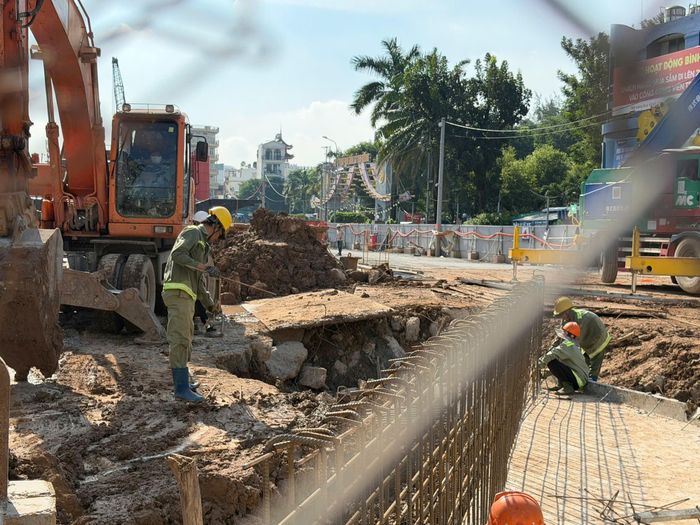 Theo kế hoạch, các hạng mục cầu cạn, nhà ga trên cao và depot dự kiến được triển khai từ tháng 11/2026. Các nhà ga ngầm cũng sẽ từng bước được tổ chức thi công đồng loạt trong năm nay. Một trong những mốc quan trọng tiếp theo là đưa máy đào hầm TBM vào vận hành. Máy TBM đầu tiên dự kiến bắt đầu công tác đào hầm vào tháng 10/2027.