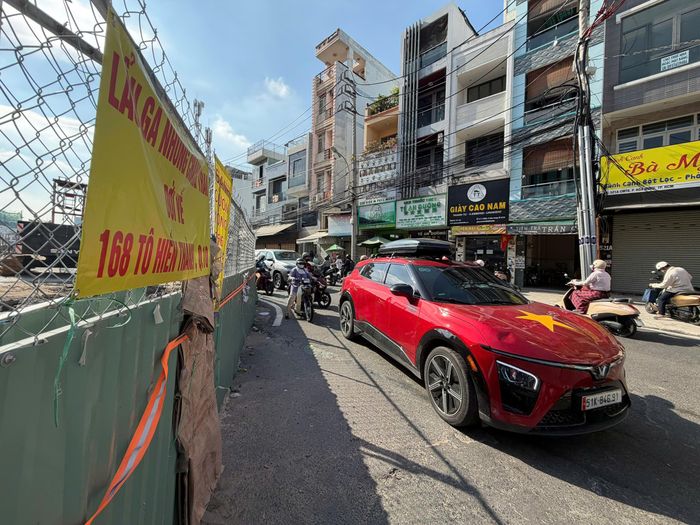 Công tác tổ chức giao thông cũng được thực hiện song song với thi công. Đến nay, phương án phân luồng tại các ga Hòa Hưng, Lê Thị Riêng, Phạm Văn Hai, Bà Quẹo và Phạm Văn Bạch đã được triển khai. Các phương án tại ga Tao Đàn và Bảy Hiền đang được chuẩn bị, trong khi những ga còn lại tiếp tục hoàn thiện thủ tục liên quan.