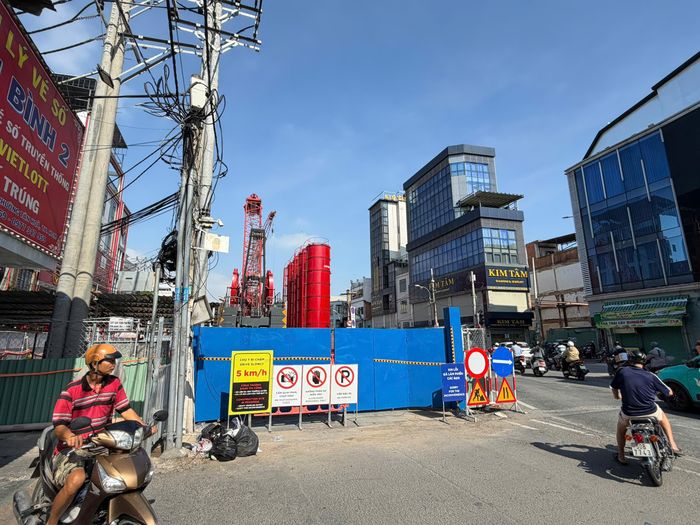 Ngoài các vị trí đang thi công, tại ga ST02 (Tao Đàn) và ST07 (Bảy Hiền), tổng thầu EPC đã được cấp phép thi công từ ngày 12/9/2026. Nhà thầu đang tập kết máy móc, thiết bị và chuẩn bị các điều kiện cần thiết để triển khai tại hai khu vực này.