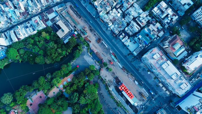 Tuyến metro số 2 dài khoảng 11,3km, gồm 10 nhà ga ngầm, một ga trên cao và một depot, với tổng mức đầu tư khoảng 55.179 tỷ đồng. Dự án do liên danh THACO – China Railway Group Limited đảm nhiệm tổng thầu EPC. Từ nay đến cuối năm 2026, MAUR tập trung đôn đốc tổng thầu đẩy nhanh tiến độ các hạng mục tường dẫn, tường vây tại các nhà ga ngầm đang triển khai; hoàn thành công tác tổ chức giao thông tại những vị trí còn lại.
