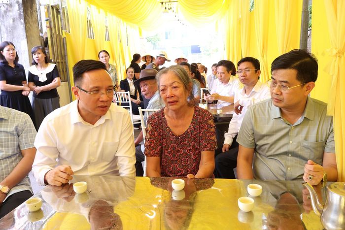 Lãnh đạo thành phố cùng đại diện các sở, ngành, đoàn thể và chính quyền địa phương thăm hỏi, chia sẻ mất mát, động viên gia đình hai nạn nhân sớm vượt qua đau thương, ổn định cuộc sống.