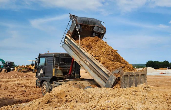Ngoài chỉ đạo sớm hoàn thiện công tác chuẩn bị triển khai hai dự án giao thông trọng điểm, Quảng Ngãi còn yêu cầu các chủ thể khẩn trương tháo gỡ vướng mắc các dự án, đẩy nhanh giải ngân vốn đầu tư năm 2026.