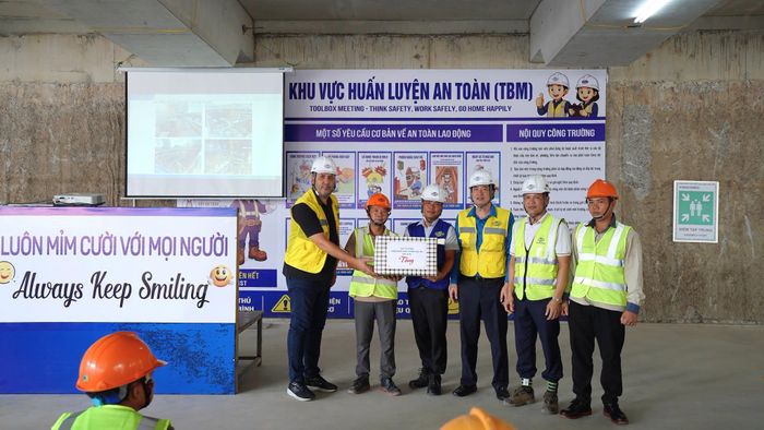 Công đoàn Xây dựng Việt Nam đẩy mạnh tuyên truyền, đào tạo, tập huấn về giảm phát thải, chuyển đổi xanh và phát triển kinh tế các-bon thấp, đồng thời phát huy vai trò của tổ chức Công đoàn trong bảo vệ môi trường, bảo đảm an toàn lao động và quyền lợi của người lao động.