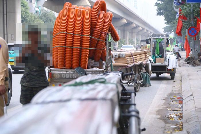 Nhiều xe chở hàng cồng kềnh "đại náo" tuyến Quang Trung - quốc lộ 6 bị CSGT xử lý.