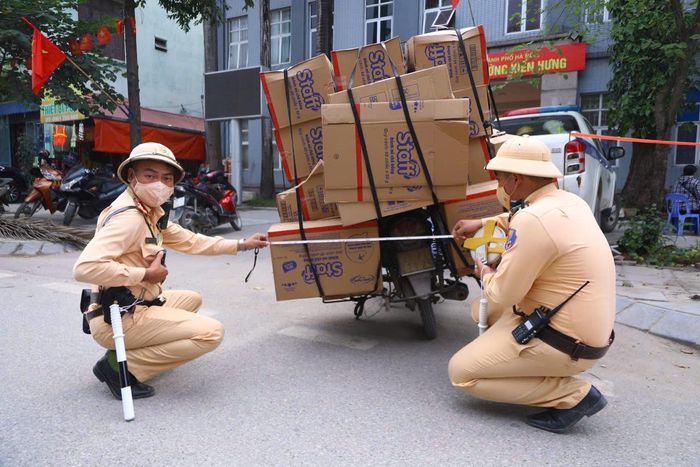 Một số shipper cũng bị xử lý do chất hàng hóa quá cao, nhô hẳn ra ngoài khung xe.