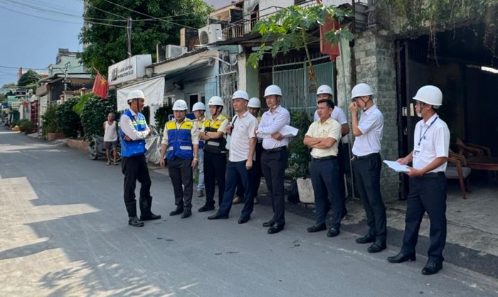 Lực lượng chức năng kiểm tra dự án sau chỉ đạo của lãnh đạo thành phố Đồng Nai.