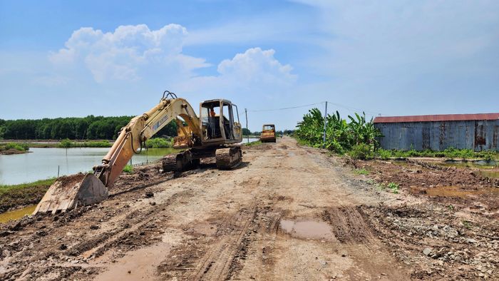 Máy móc được nhà thầu huy động đến công trường thi công xây dựng, nâng cấp đê Biển Đông qua Cà Mau.