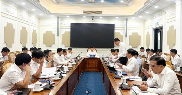 Toàn cảnh cuộc họp về tình hình giải ngân vốn đầu tư công trong 3 tháng cuối năm 2026 và khả năng hấp thụ vốn bổ sung của các ban quản lý dự án trực thuộc TP. (Ảnh Mai Xuân).