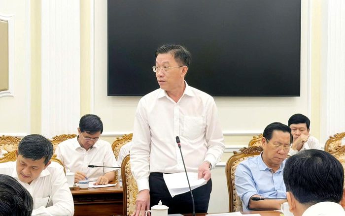 Ông Nguyễn Anh Minh, Giám đốc Ban Quản lý dự án đầu tư xây dựng các công trình giao thông TP.HCM phát biểu tại cuộc họp. (Ảnh Mai Xuân).
