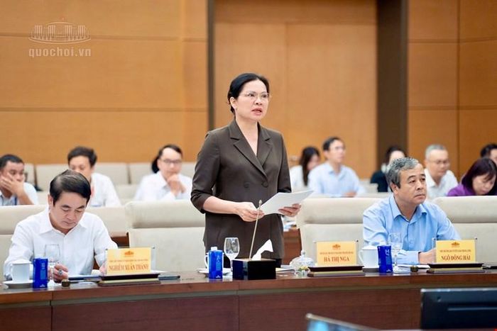 Bà Hà Thị Nga, Phó Chủ tịch - Tổng Thư ký Ủy ban Trung ương MTTQ Việt Nam trình bày dự thảo báo cáo tóm tắt. (Ảnh: Media Quốc hội). 