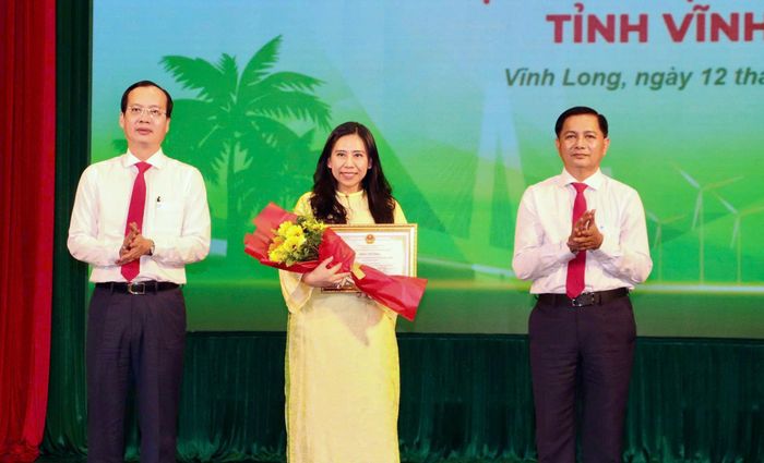 Ông Trần Văn Lâu, Bí thư tỉnh Vĩnh Long (bên phải) và ông Trần Trí Quang, Chủ tịch UBND tỉnh Vĩnh Long (bên trái) trao giấy biểu dương và hoa chúc mừng cho doanh nghiệp đã có đóng góp nổi bật cho sự phát triển kinh tế - xã hội của tỉnh năm 2026.
