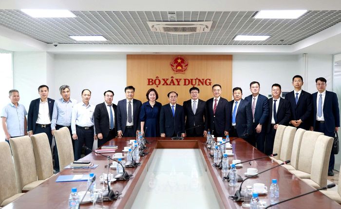 Các đại biểu chụp ảnh lưu niệm.
