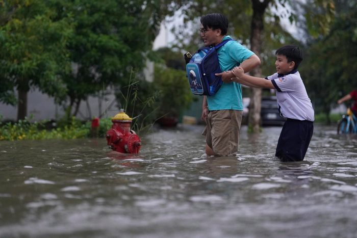 Ngập nước kéo dài gây khó khăn cho giao thông và sinh hoạt của người dân.