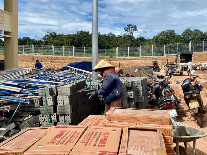 Tranh thủ thời tiết thuận lợi, các nhà thầu đẩy nhanh tiến độ thi công. 