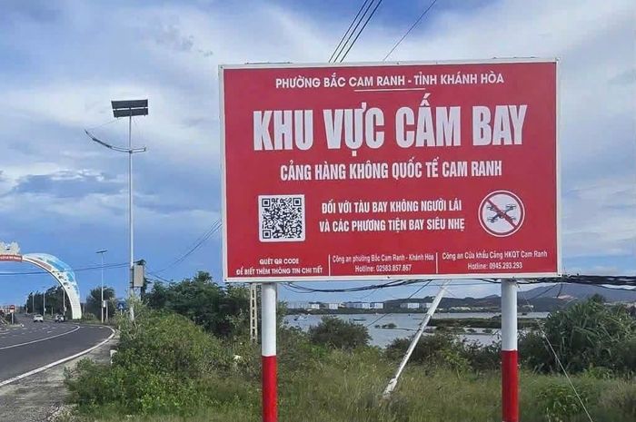 Biển báo khu vực cấm bay được lắp đặt tại phường Bắc Cam Ranh, tích hợp mã QR tra cứu thông tin. (Ảnh: CAKH).