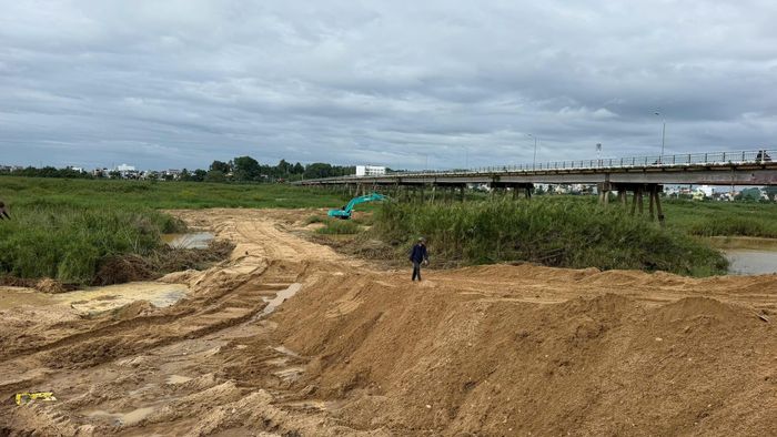 Công tác triển khai đường công vụ dưới lòng sông đang được nhà thầu triển khai. (Ảnh: Lê Danh).