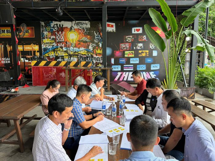 Chủ đầu tư phối hợp với các sở, ngành và nhà thầu kiểm tra thực địa, bàn phương án đóng cầu Trà Khúc. (Ảnh: Lê Danh).