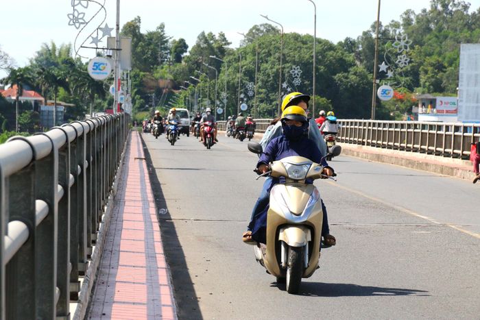 Hiện phương án tổ chức giao thông đang được triển khai để phục vụ việc đóng cầu, chủ đầu tư sẽ thông báo thời điểm đóng cầu chính thức. (Ảnh: Lê Danh).