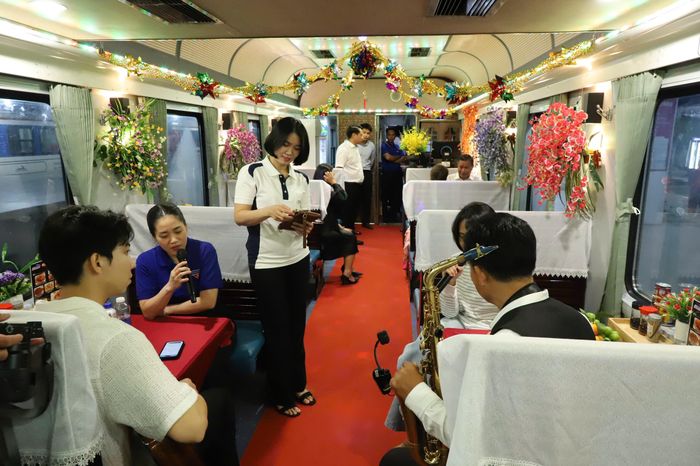 Hành khách trải nghiệm các dịch vụ giải trí trên tàu.