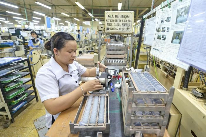 Sản xuất thấu kính tại nhà máy R Technical 100% vốn Nhật Bản. Ảnh: Đức Thanh