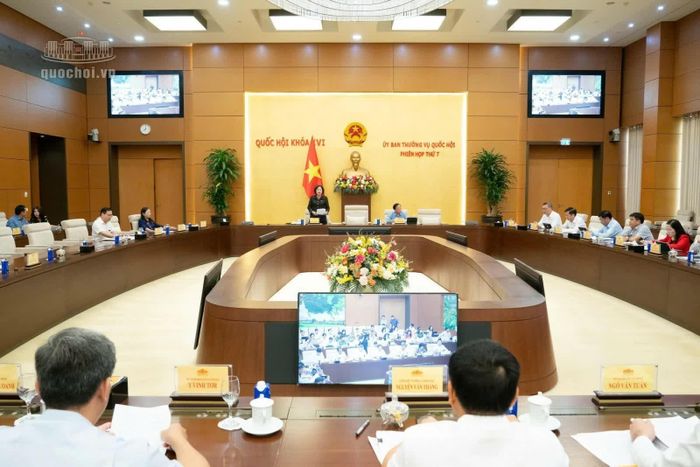 Phó Chủ tịch Quốc hội Nguyễn Thị Hồng điều hành phiên họp.