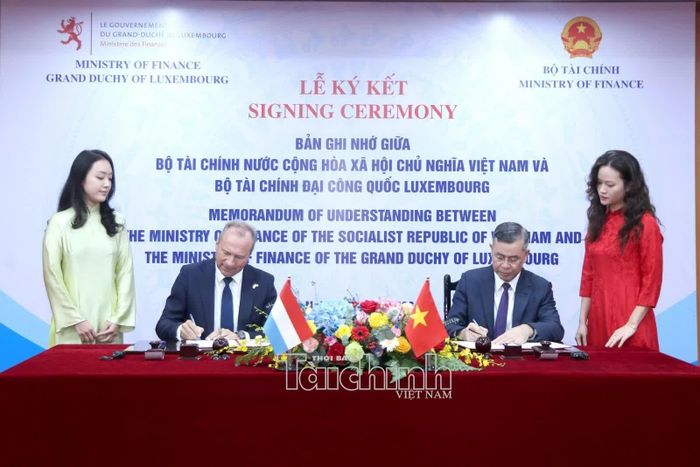 Bộ trưởng Bộ Tài chính Việt Nam Ngô Văn Tuấn và Bộ trưởng Bộ Tài chính Đại Công quốc Luxembourg Gilles Roth đã ký kết Bản ghi nhớ. Ảnh: Đức Minh