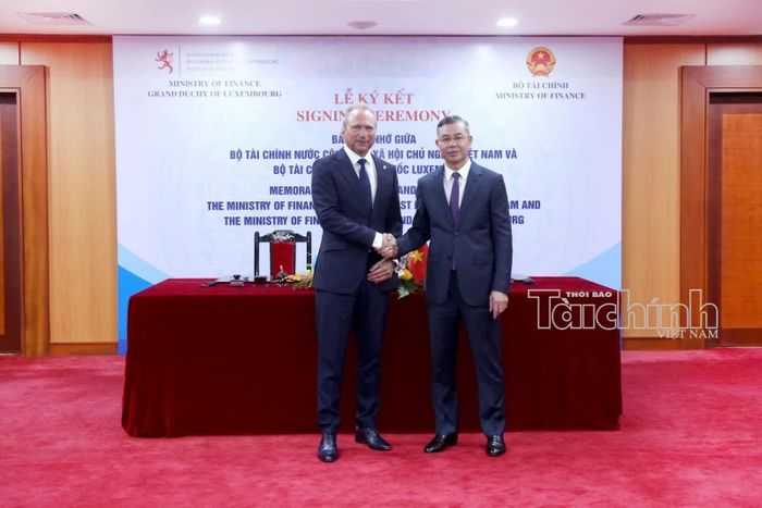 Bộ trưởng Bộ Tài chính Việt Nam Ngô Văn Tuấn và Bộ trưởng Bộ Tài chính Đại Công quốc Luxembourg Gilles Roth. Ảnh: Đức Minh