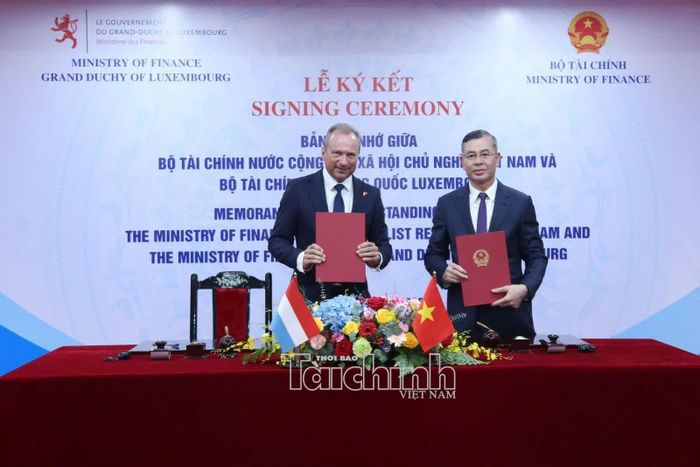 Bộ trưởng Bộ Tài chính Việt Nam Ngô Văn Tuấn và Bộ trưởng Bộ Tài chính Đại Công quốc Luxembourg Gilles Roth trao Bản ghi nhớ. Ảnh: Đức Minh