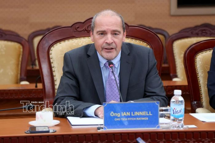 Chủ tịch Tổ chức xếp hạng tín nhiệm quốc tế Fitch Ratings Ian Linnell phát biểu. Ảnh: Đức Minh