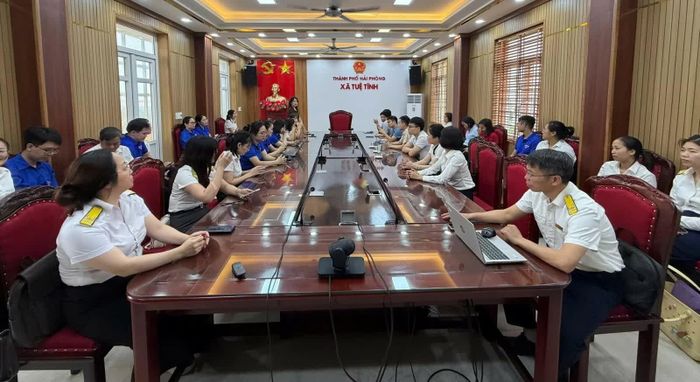  Cơ quan Thuế phối hợp chặt chẽ chính quyền địa phương và lực lượng đoàn viên, thanh niên. Ảnh: CTV. 