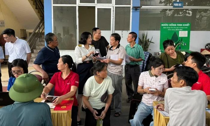  Công chức Thuế TP. Hải Phòng hỗ trợ người dân. Ảnh: CTV. 