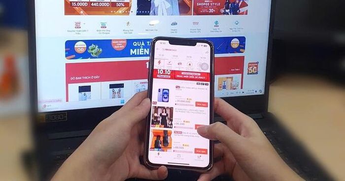  Người trẻ ngày càng quen với việc xem livestream, săn khuyến mãi và đặt hàng trực tiếp trên các nền tảng thương mại điện tử. 