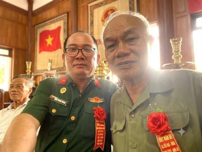 2. CCB Bùi Quyết Thắng ( bìa phải ) & Thành Đô tại sự kiện 50 năm ngày nhập ngũ Đặc Công Thái Bình , tại xã Bắc Tiên Hưng , Hưng Yên ngày 04/10/2026- Ảnh Thành Đô