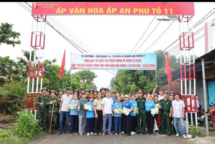 Trường Sĩ quan lục quân 2 trong một chuyến công tác dân vận ở cơ sở