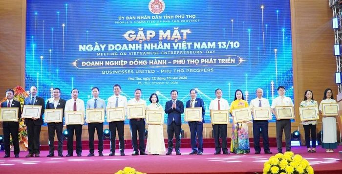 Phó Bí thư Thường trực Tỉnh ủy Bùi Văn Quang, Chủ tịch HĐND tỉnh Bùi Đức Hinh và Phó Bí thư Tỉnh ủy Bùi Huy Vĩnh trao Bằng khen của Chủ tịch UBND cho các tập thể có thành tích xuất sắc trong phong trào thi đua yêu nước năm 2025