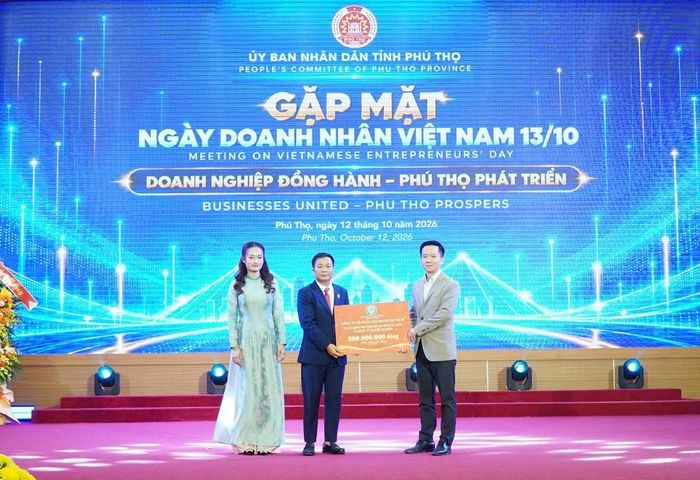 Các doanh nghiệp trao kinh phí ủng hộ an sinh xã hội và Quỹ Vì người nghèo của Liên đoàn Doanh nghiệp tỉnh Phú Thọ