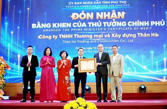 Bí thư Tỉnh ủy Phạm Đại Dương trao Bằng khen của Thủ tướng Chính phủ cho 2 tập thể có nhiều thành tích xuất sắc trong công tác đồng hành, hỗ trợ doanh nghiệp và tích cực tham gia các hoạt động vì cộng đồng, góp phần vào sự phát triển kinh tế - xã hội tỉnh Phú Thọ giai đoạn 2021 – 2025