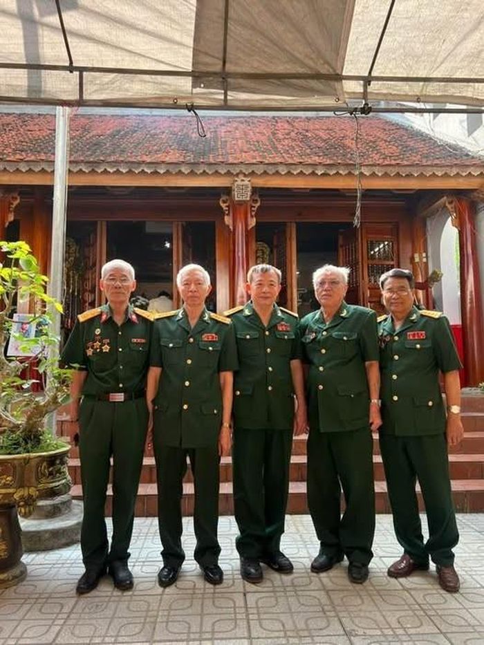 Những chiến binh năm xưa về viếng 1.500 liệt sĩ của đơn vị tại Đền thờ liệt sĩ Ba Gia, tỉnh Quảng Ngãi. Đại tá Nguyễn Tiến Dũng (thứ ba từ trái sang). Ảnh: NVCC.