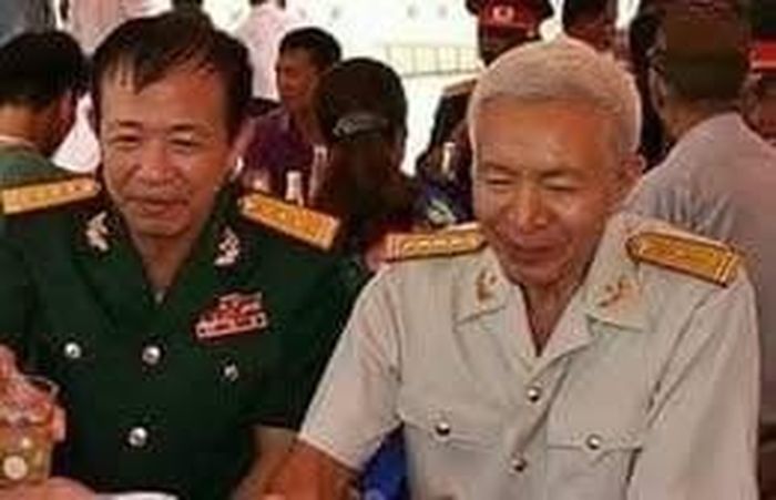 Đại tá Nguyễn Tiến Dũng (bìa trái), Đại tá Đinh Huy Trụng (bìa phải) cùng các cựu chiến binh Đại đội 17 Trinh sát Đặc công Quân khu 5 gặp mặt tại Đền thờ liệt sĩ Tiểu đoàn Đặc công 406, ngày 27/7/2016, tại Sơn Tịnh, Quảng Ngãi. Ảnh: Huy Trụng.