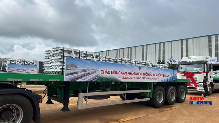 Những thỏi nhôm đầu tiên của Việt Nam được vận chuyển ra khỏi nhà máy điện phân nhôm Đắk Nông (Ảnh: C.H)