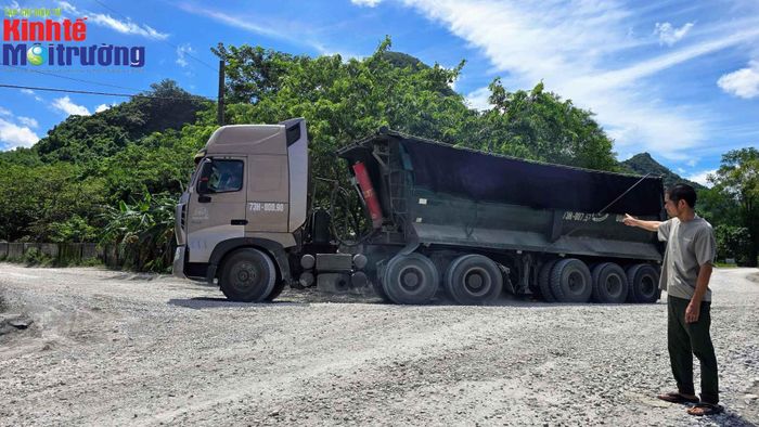  Nhà dân nằm ở trục đường chính, ngay khúc cua, khi xe chở đá chạy qua, đạp phanh giảm tốc độ, lấy lái khiến bụi dồn vào nhà. 