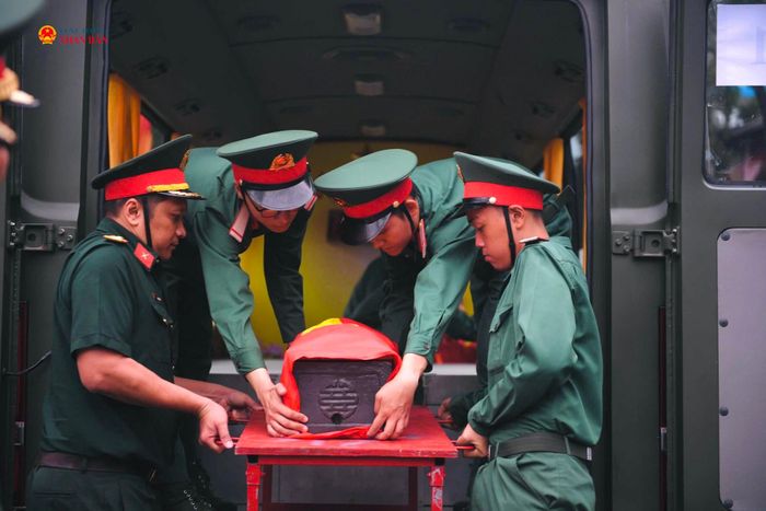 Sơ duyệt đưa di quách của các liệt sĩ tìm thấy tại công viên Lê Thị Riêng lên xe di chuyển đến Nghĩa trang liệt sĩ TP. Hồ Chí Minh để an táng